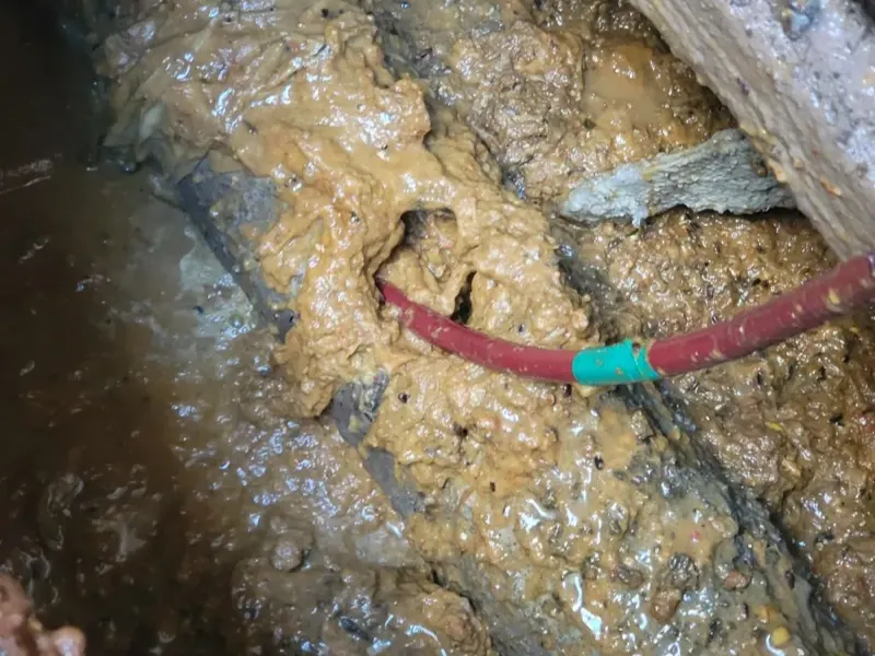 울산 배관 바닥에 쌓인 슬러지