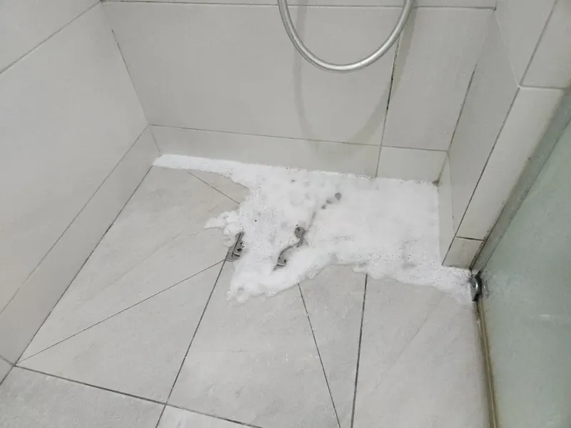 울산 배수구에서 거품 섞인 물이 올라온 샤워실 바닥