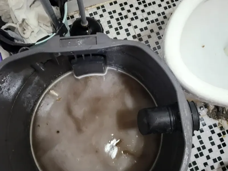 울산 석션 장비 통에 모인 오수